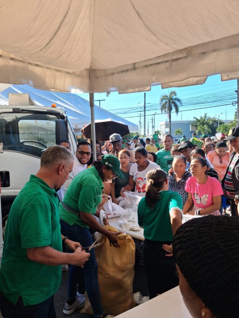 Fuerza del Pueblo beneficia a cientos de familias de SDE con el “Mercado del Pueblo” 2 | Noticias de hoy en República Dominicana WhatsApp Image 2026 10 19 at 3.03.49 PM 2 | Noticias de hoy en De Último Minuto