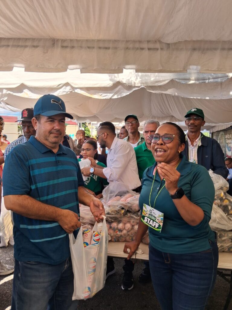 Fuerza del Pueblo beneficia a cientos de familias de SDE con el “Mercado del Pueblo” 1 | Noticias de hoy en República Dominicana WhatsApp Image 2026 10 19 at 3.03.50 PM | Noticias de hoy en De Último Minuto