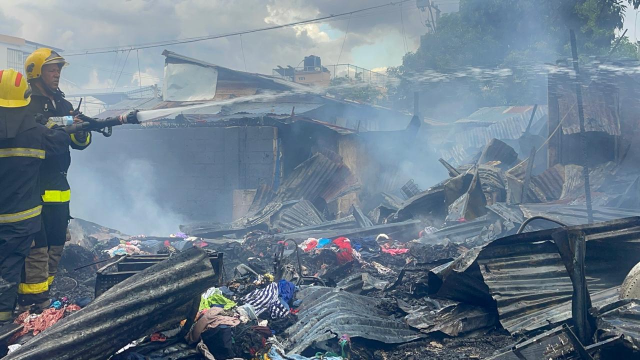 Jpeg Reducer Incendio reduce a cenizas 4 viviendas en Pueblo Nuevo de Santiago