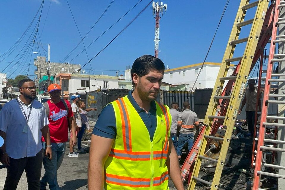 MIVED acude en auxilio de cinco familias que lo perdieron todo en incendio en Santiago tras reportaje de De Último Minuto