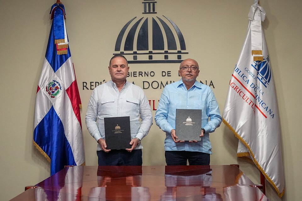 El ministro de Agricultura, Francisco Oliverio Espaillat junto al director ejecutivo de OIRSA, ingeniero Raúl Rodas Suazo.