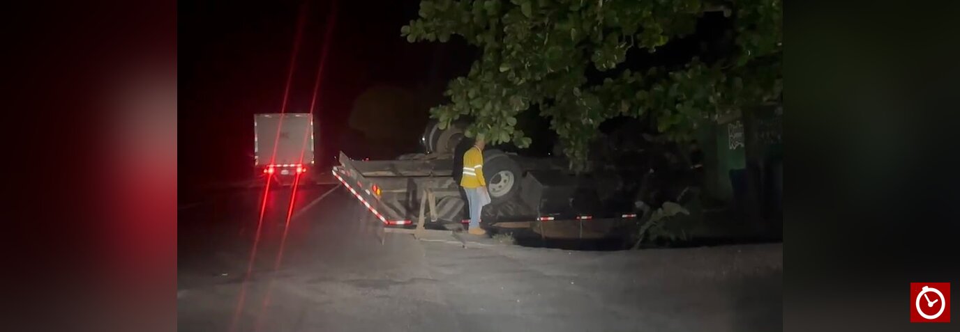 camión cargado se vuelca en autopista duarte; chofer y ayudante resultan heridos