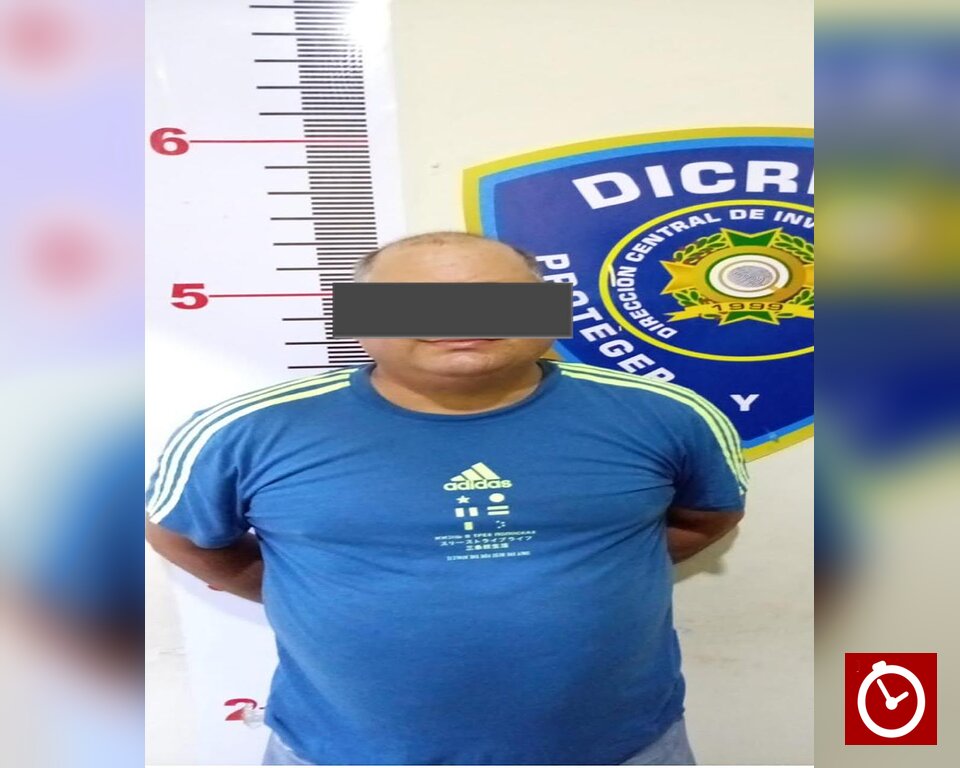Revólver ilegal en La Vega ocupado por agentes del DICRIM durante allanamiento.