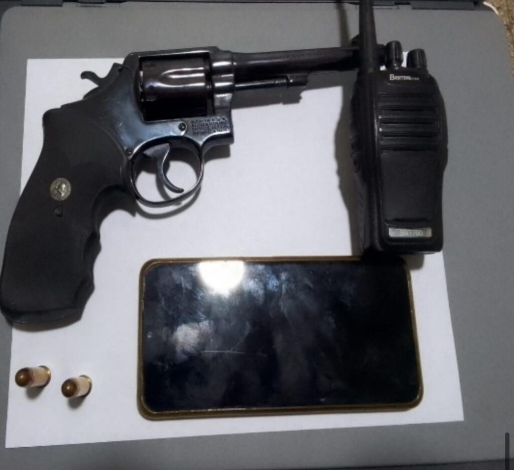 Revólver ilegal en La Vega: apresan hombre de 59 años durante allanamiento 2 | Noticias de hoy en República Dominicana WhatsApp Image 2026 10 21 at 3.48.36 PM | Noticias de hoy en De Último Minuto