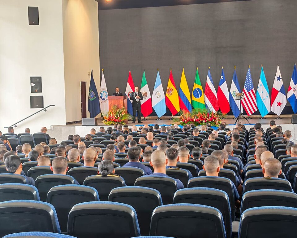 Policía Nacional presenta avances en educación policial durante encuentro internacional en Costa Rica