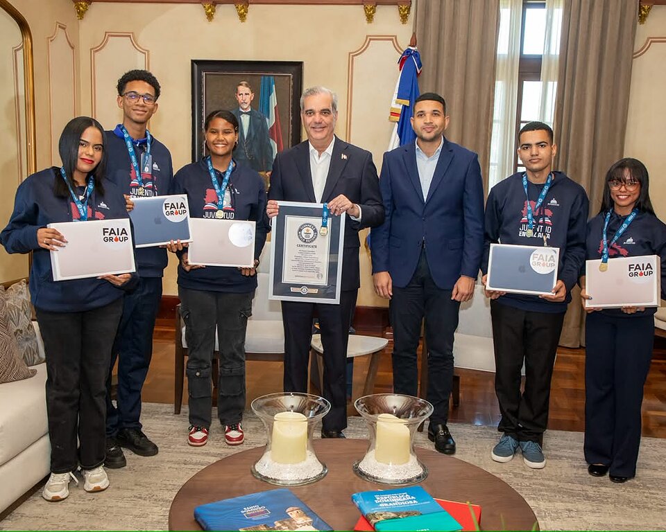 Récord de lectura: Abinader reconoce a cinco jóvenes dominicanos y les entrega becas