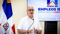 Cientos de jóvenes de la región Enriquillo acuden a la Feria de Empleos del IDAC en Pedernales