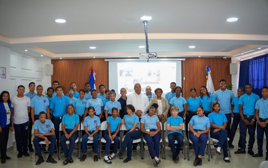 La Regional 15 del MINERD juramenta 99 Clubes STEAM para impulsar una nueva generación de estudiantes innovadores 1 | Noticias de hoy en República Dominicana WhatsApp Image 2026 10 21 at 7.13.27 PM | Noticias de hoy en De Último Minuto