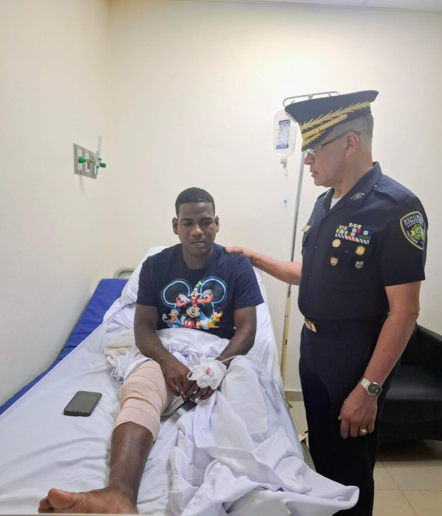 Director de la Policía Nacional visita a agente DIGESETT herido durante intento de asalto en Santo Domingo Este 1 | Noticias de hoy en República Dominicana WhatsApp Image 2026 10 21 at 8.57.58 PM 1 | Noticias de hoy en De Último Minuto