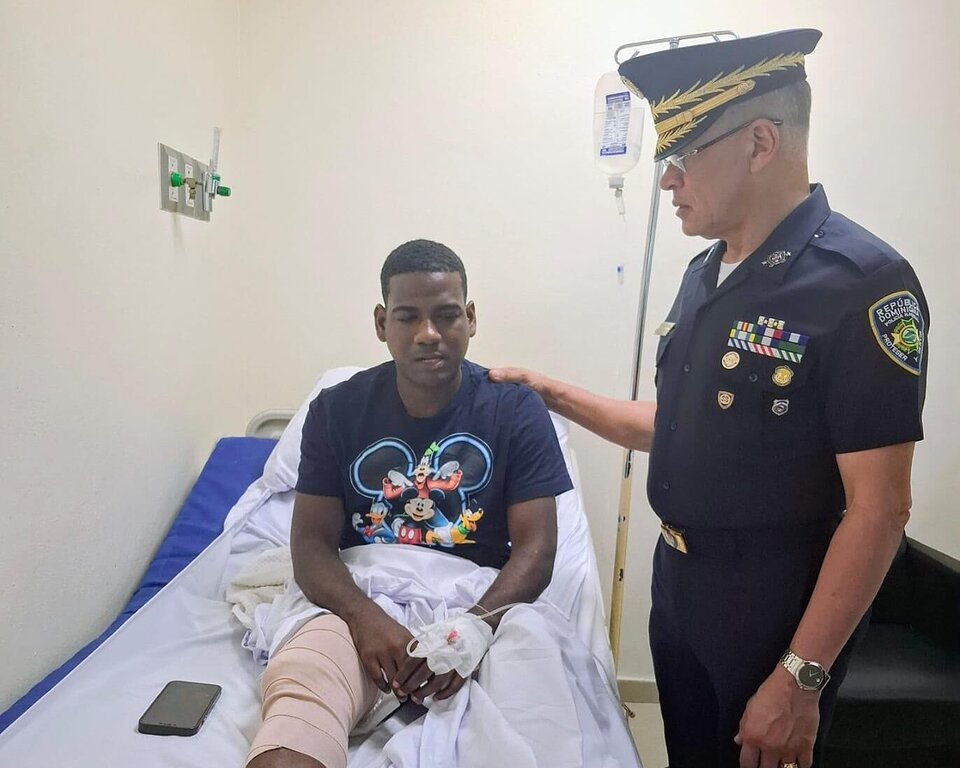 Director de la Policía Nacional visita a agente DIGESETT herido durante intento de asalto en Santo Domingo Este