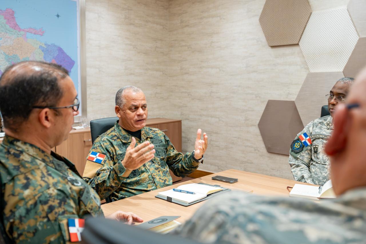 Ministro de Defensa encabeza reunión estratégica para dar seguimiento a situación en Haití y garantizar la seguridad y estabilidad en la frontera