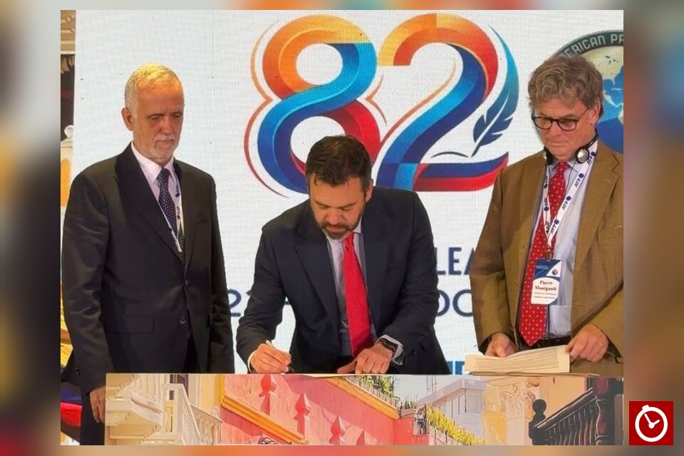El alcalde de Bogotá firma las declaraciones de Chapultepec y Salta II en inicio de la Asamblea General de la SIP