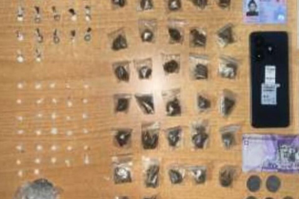 Policía arresta a joven con 17 porciones de presunta cocaína en San Cristóbal