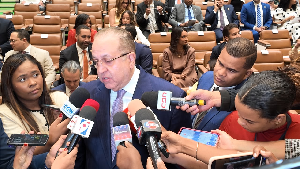Hacienda asegura que la economía dominicana marcha bien pese al alza internacional de los combustibles
