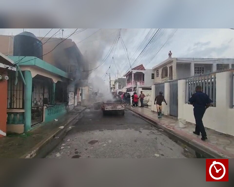 Incendio destruye camioneta y afecta vivienda en Santiago Oeste; denuncian tardanza de los bomberos 2 | Noticias de hoy en República Dominicana Incendio destruye camioneta y afecta vivienda en Santiago Oeste; denuncian tardanza de los bomberos