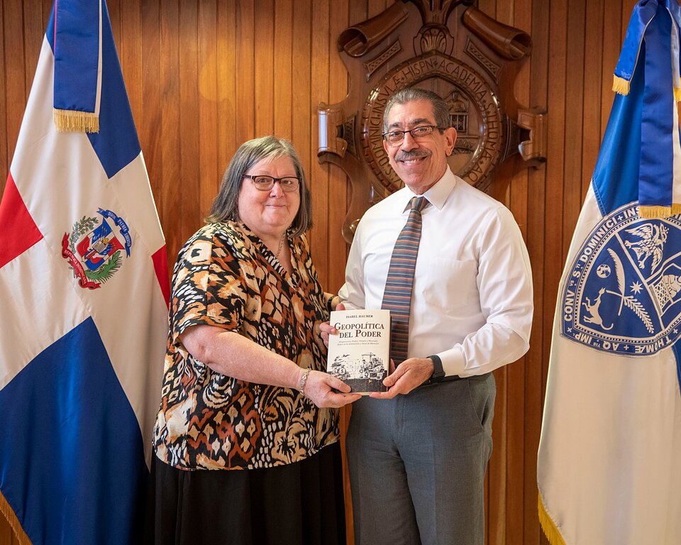 Rector de la UASD recibe a la escritora Isabel Rauber previo a la puesta en circulación de su libro “Geopolítica del poder”