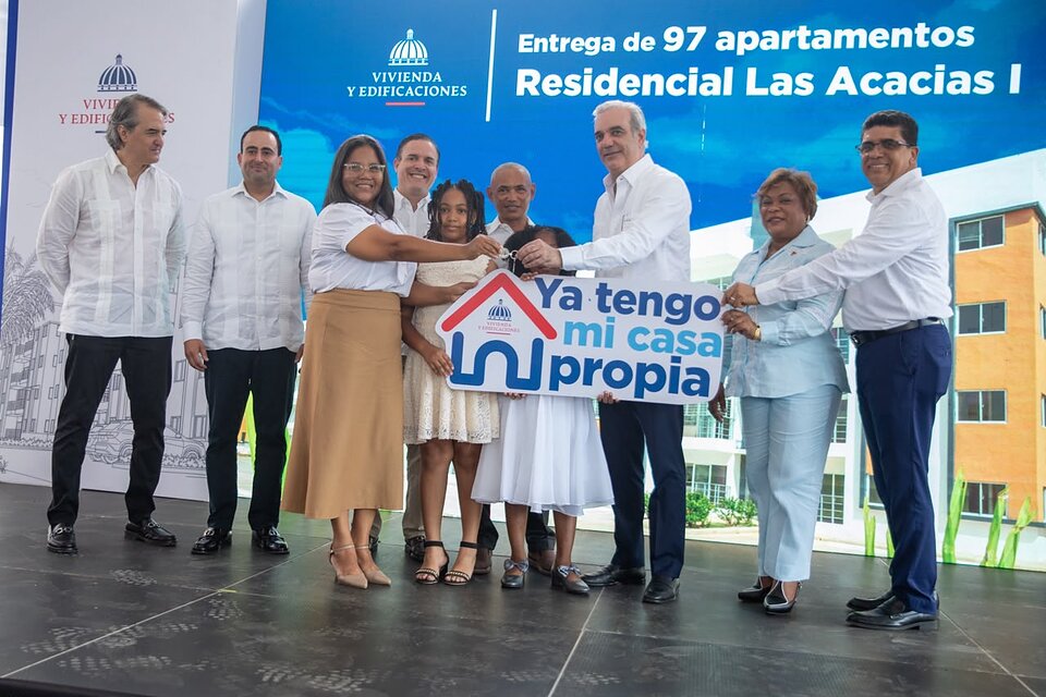 Abinader entrega 97 apartamentos que beneficiarán a más de 300 personas en el Residencial Las Acacias I, en Santo Domingo Este