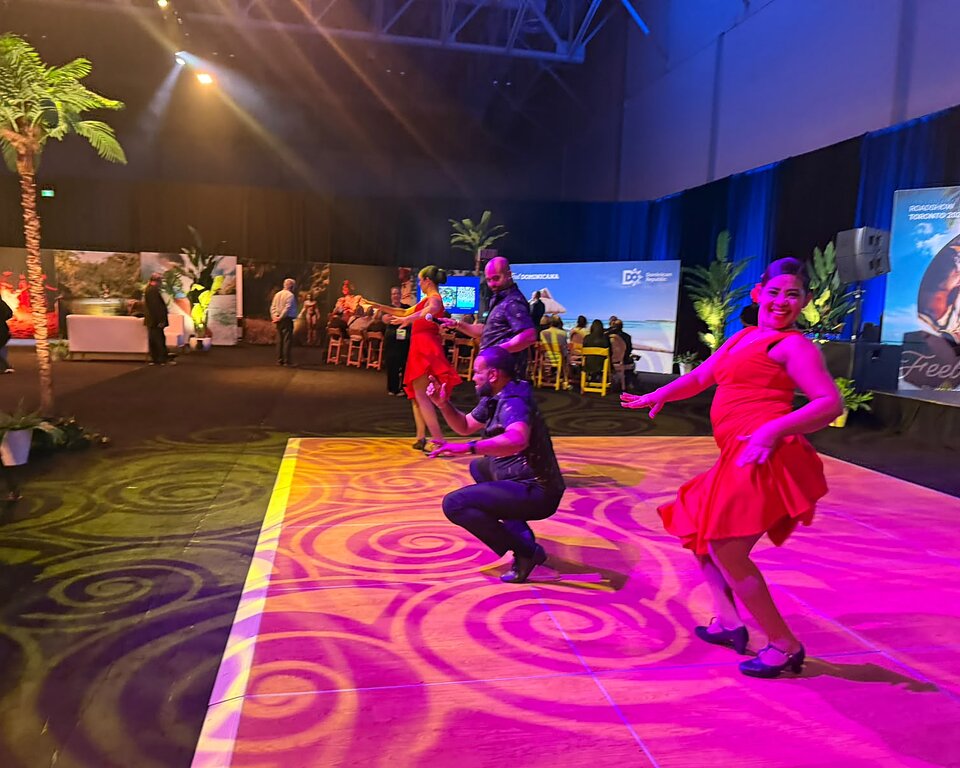 ¡A ritmo de merengue y bachata! Canadienses aprenden a bailar en Meet in Paradise 2026