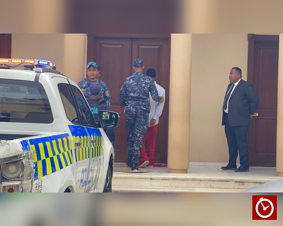 Aplazan para el miércoles medida contra menor acusado de matar a sargento del Dicrim en Santiago 2 | Noticias de hoy en República Dominicana Aplazan para el miércoles medida contra menor acusado de matar a sargento del Dicrim en Santiago