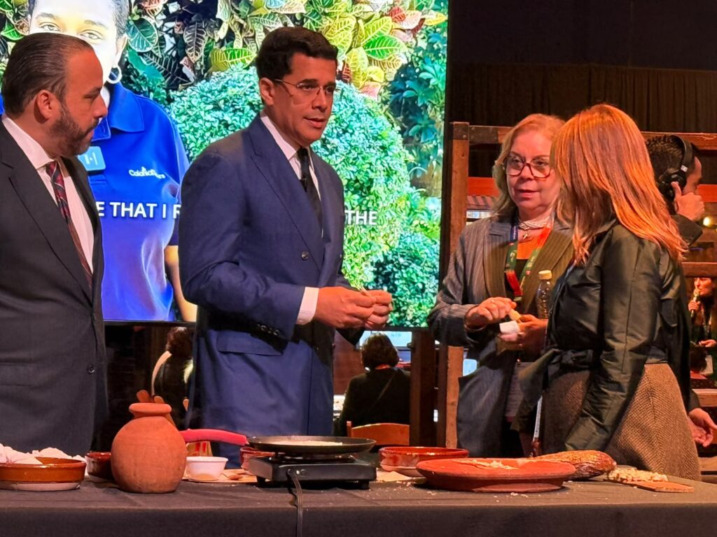 Collado recorre stands de Meet in Paradise y comparte con canadienses 3 | Noticias de hoy en República Dominicana WhatsApp Image 2026 10 26 at 12.30.45 PM 1 | Noticias de hoy en De Último Minuto