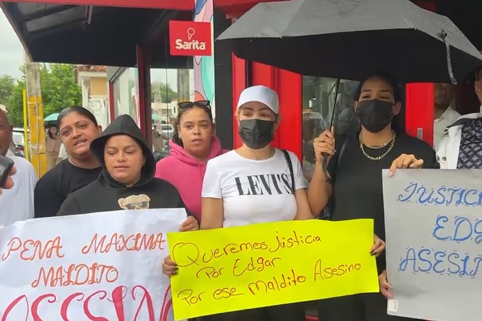 Familiares de joven que murió tras recibir disparo en lacabeza de su cuñado protestan frente al Palacio de Justicia de SFM