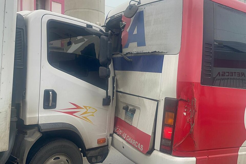 Camión involucrado en choque múltiple de cuatro vehículos en la avenida Las Carreras de Santiago.