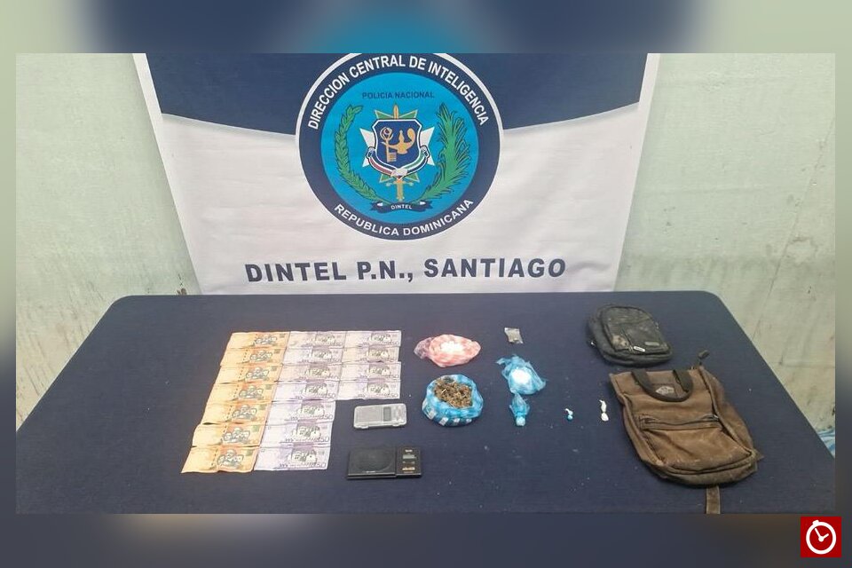 Policía arresta a cinco personas y ocupa presuntas drogas, armas y dinero durante operativos en Santiago.