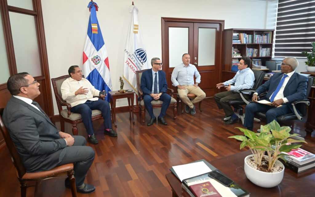 Ministro de Trabajo coordina acciones para mejorar condiciones laborales en bancas de lotería 1 | Noticias de hoy en República Dominicana WhatsApp Image 2026 10 30 at 3.55.35 PM 1 | Noticias de hoy en De Último Minuto