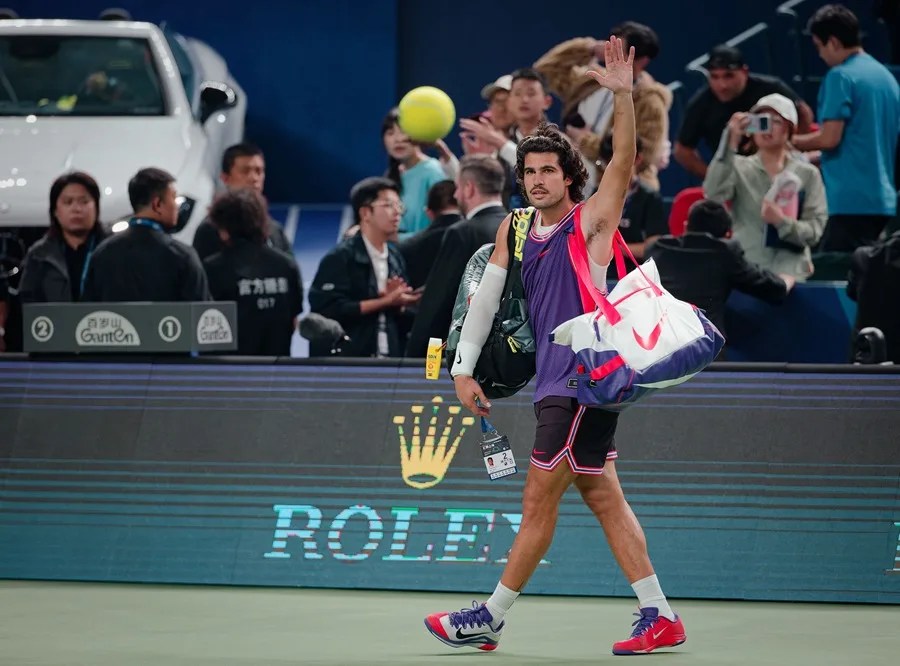 Carlos Alcaraz queda eliminado en Shanghái y Rafa Jódar se instala en octavos