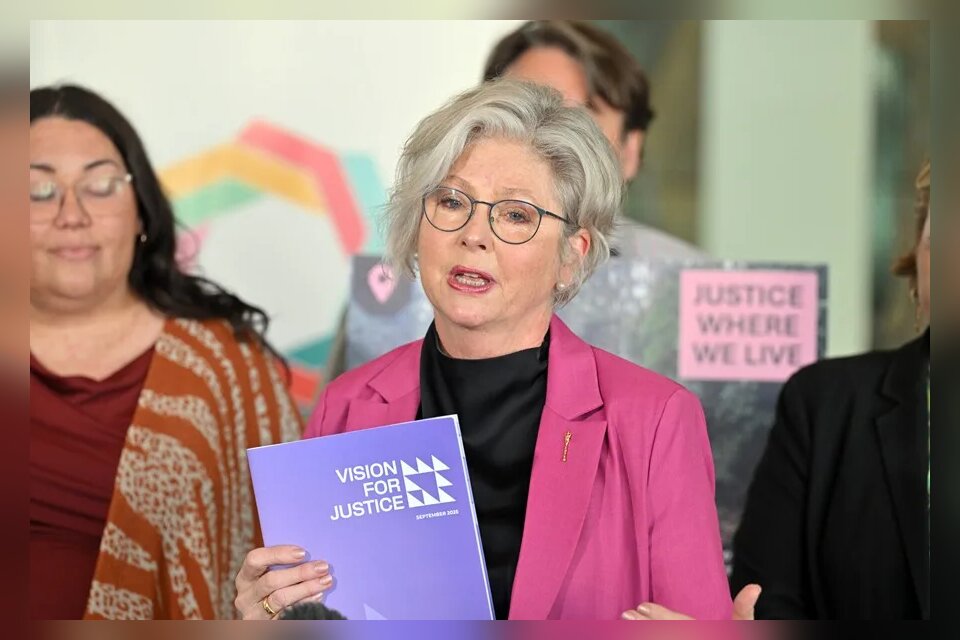 ¿Quién es Helen Haines, la diputada independiente de Australia que perdió una pierna en un atropello deliberado?