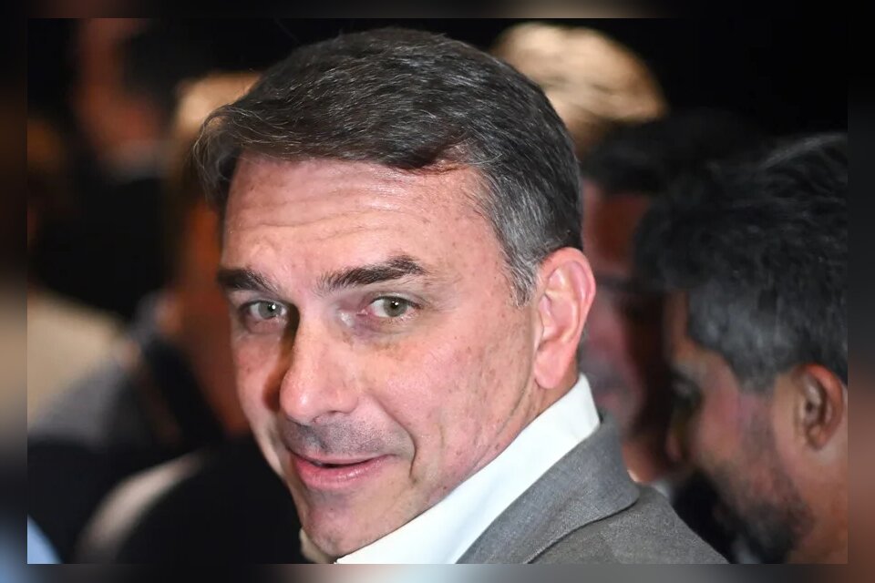 Flávio Bolsonaro exige renuncia de juez que condenó a su padre y ordenó detener a su hermano