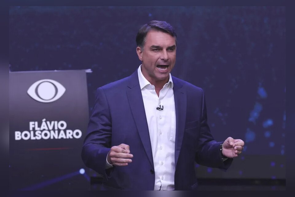 Flávio Bolsonaro apoya eliminar la edad mínima de responsabilidad penal para violadores