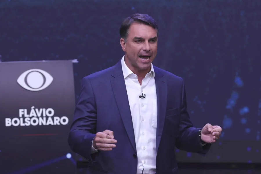 Lula y Flávio Bolsonaro empatan con un 50 % de los votos válidos a tres días de las elecciones en Brasil 1 | Noticias de hoy en República Dominicana bolsonaro debate 1 | Noticias de hoy en De Último Minuto