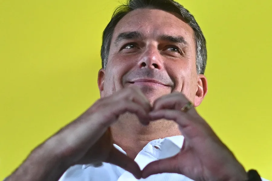 Flávio Bolsonaro supera a Lula en primera encuesta para segunda vuelta en Brasil