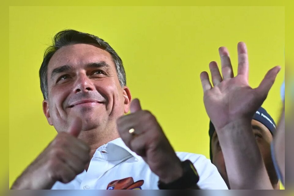 Flávio Bolsonaro supera a Lula en primera encuesta para segunda vuelta en Brasil
