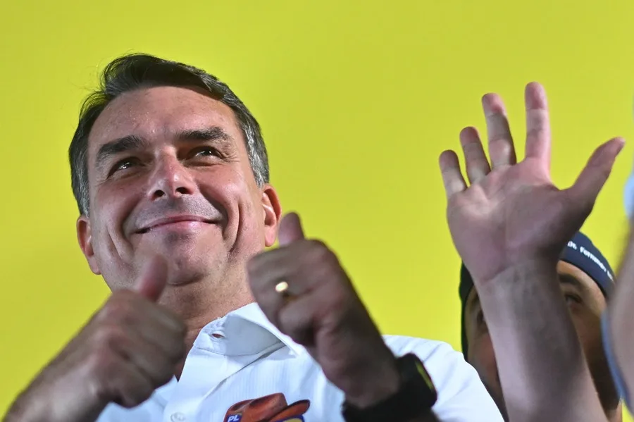Flávio Bolsonaro supera a Lula en primera encuesta para segunda vuelta en Brasil