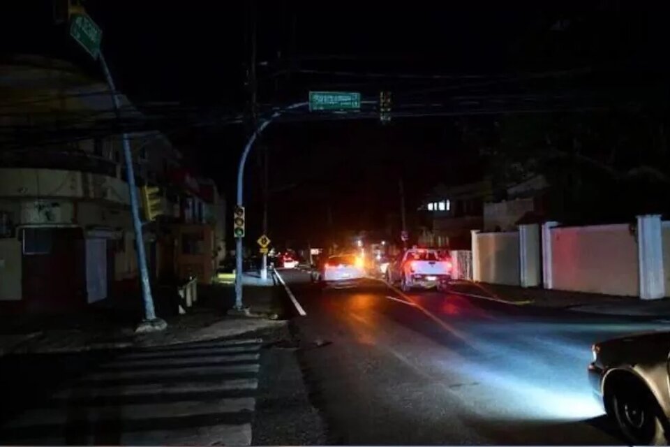 Residente de Los Mina exige solución tras siete días sin electricidad