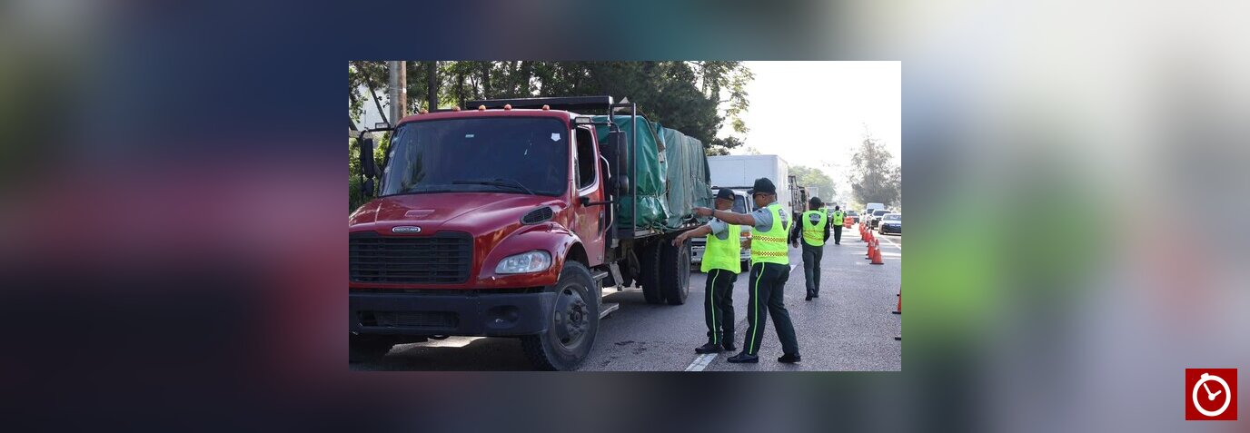 Digesett coloca cintas reflectivas a 100 vehículos pesados para prevenir accidentes