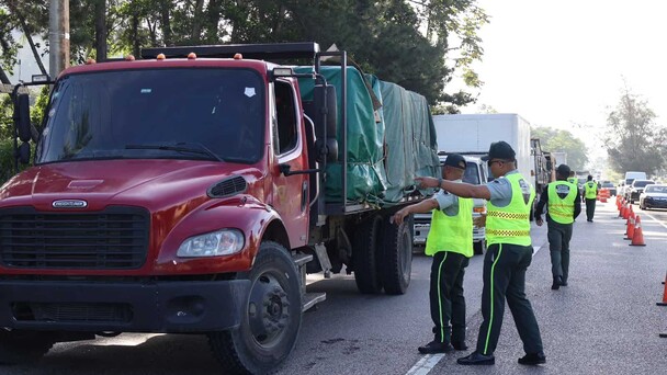 Digesett coloca cintas reflectivas a 100 vehículos pesados para prevenir accidentes