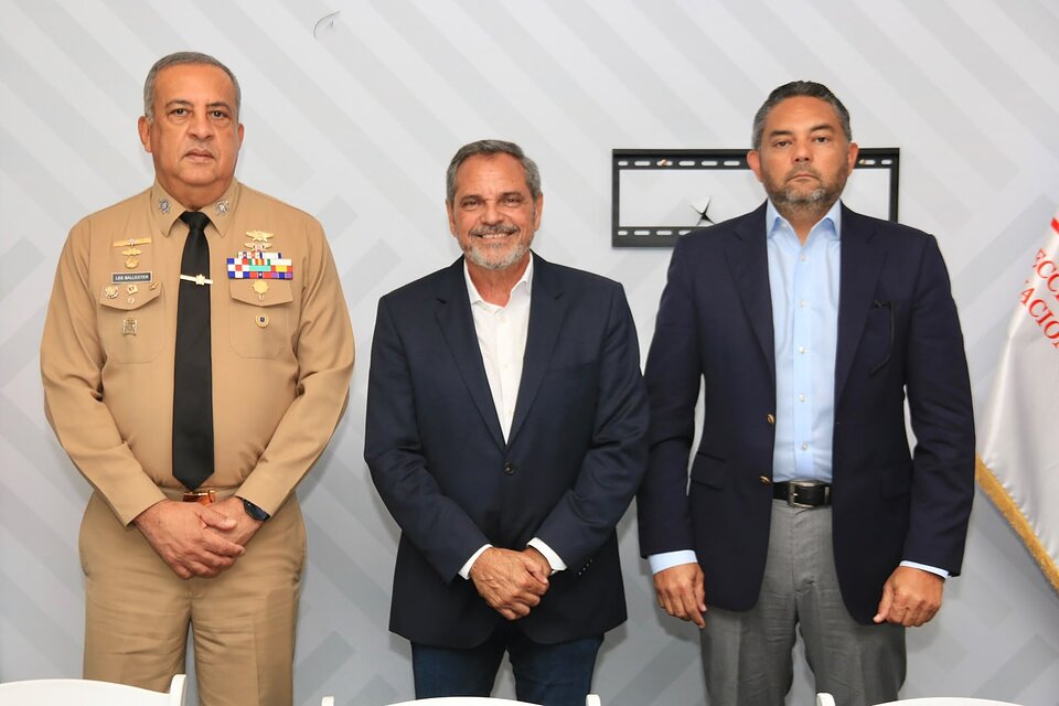 Comisionado de Béisbol y Migración buscan mejorar permisos y documentos de prospectos