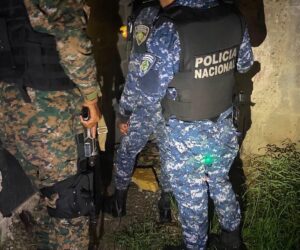 Policía recupera prendas de oro robadas durante asalto en Villa González; dos son enviados a la justicia