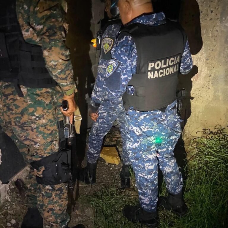 Policía recupera prendas de oro robadas durante asalto en Villa González; dos son enviados a la justicia