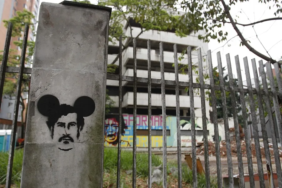 Demuelen casa de Pablo Escobar en Medellín por denuncias de drogas y presuntos rituales satánicos