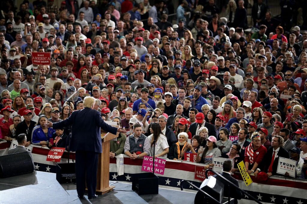 Trump es interrumpido por una decena de manifestantes en su mitin de Carolina del Sur