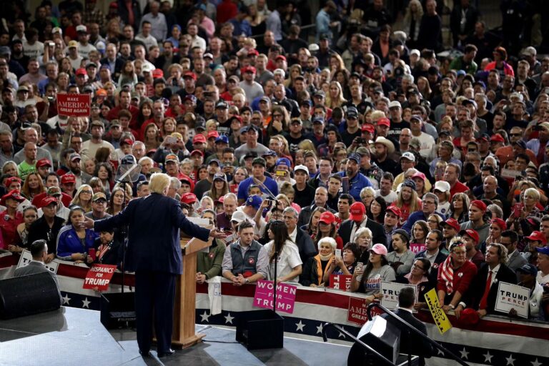 Trump es interrumpido por una decena de manifestantes en su mitin de Carolina del Sur