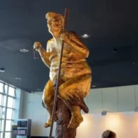 Una estatua dorada de Trump desnudo con un palo de golf sorprende al Parlamento Europeo