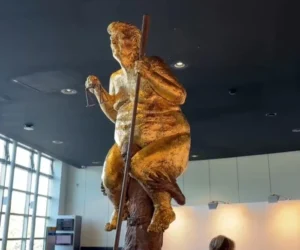 Una estatua dorada de Trump desnudo con un palo de golf sorprende al Parlamento Europeo