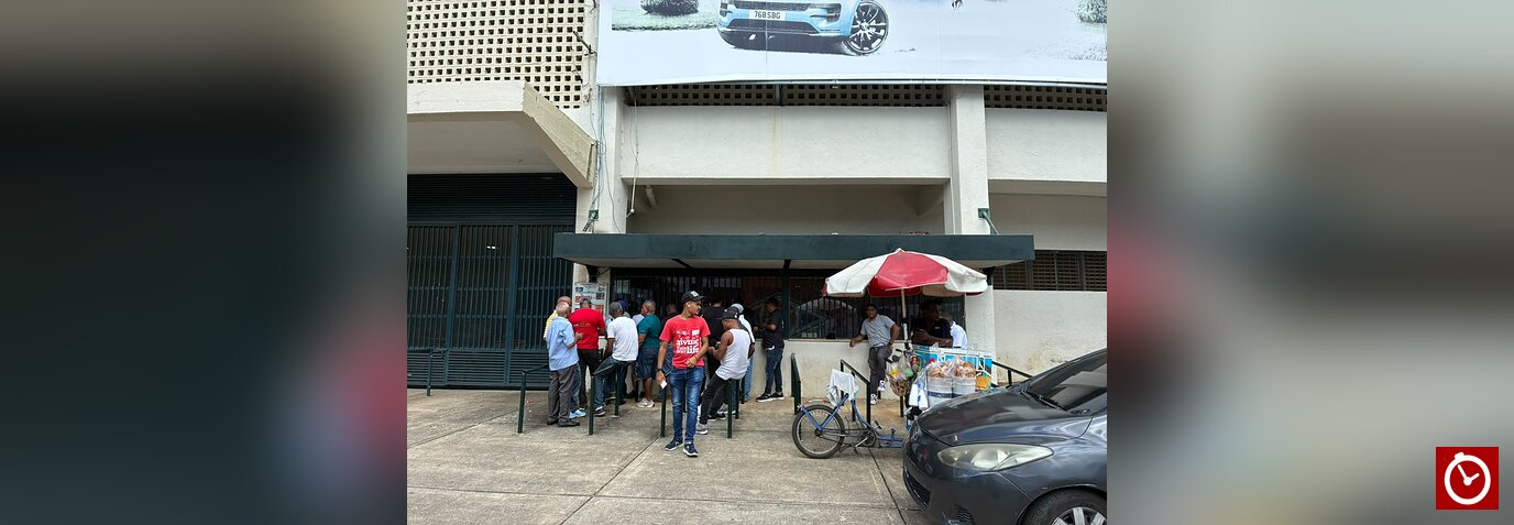 Aficionados acuden desde temprano al Quisqueya para comprar boletas del juego inaugural de LIDOM