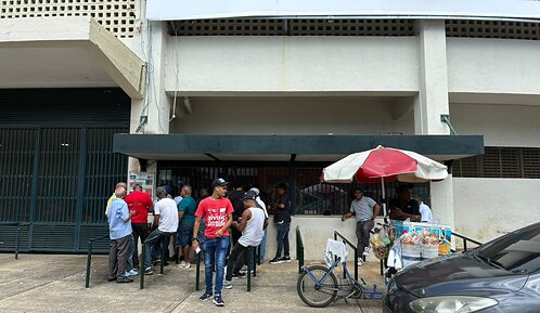 Aficionados acuden desde temprano al Quisqueya para comprar boletas del juego inaugural de LIDOM
