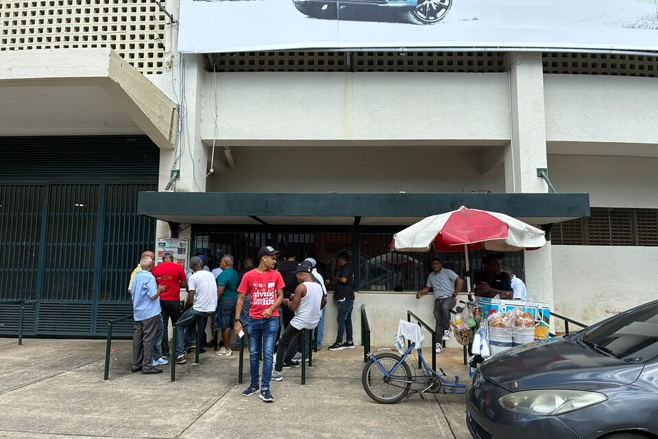 Aficionados acuden desde temprano al Quisqueya para comprar boletas del juego inaugural de LIDOM